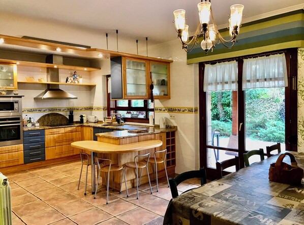 Frigorífico, microondas, horno y placa de cocina