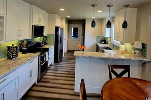 Fridge, microwave, oven, stovetop - Base Camp in the Ozarks (Eureka Springs)