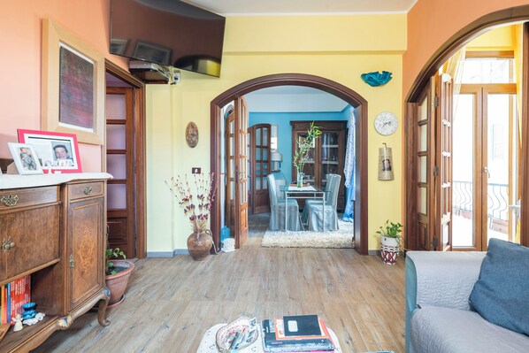 Smart TV, DVD player, books, music library