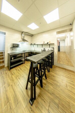 Dormitorio compartido | Cocina compartida | Refrigerador, microondas, horno y lavavajillas 