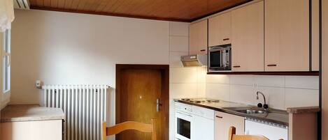 Microonde, forno, lavastoviglie, seggiolone