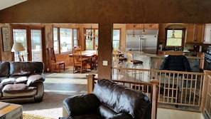 TV connectée, cheminée, lecteur de DVD, livres