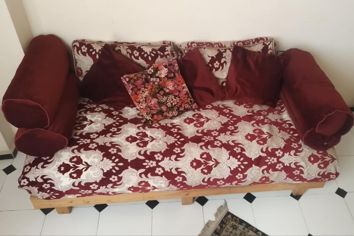 Chambre Simple Ville | Décoration personnalisée, espace de travail pour ordinateur portable