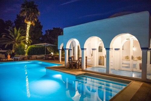 Villa, 8BR, Sea views, walk to the beach, pool house