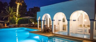 Villa, 8BR, Sea views, walk to the beach, pool house