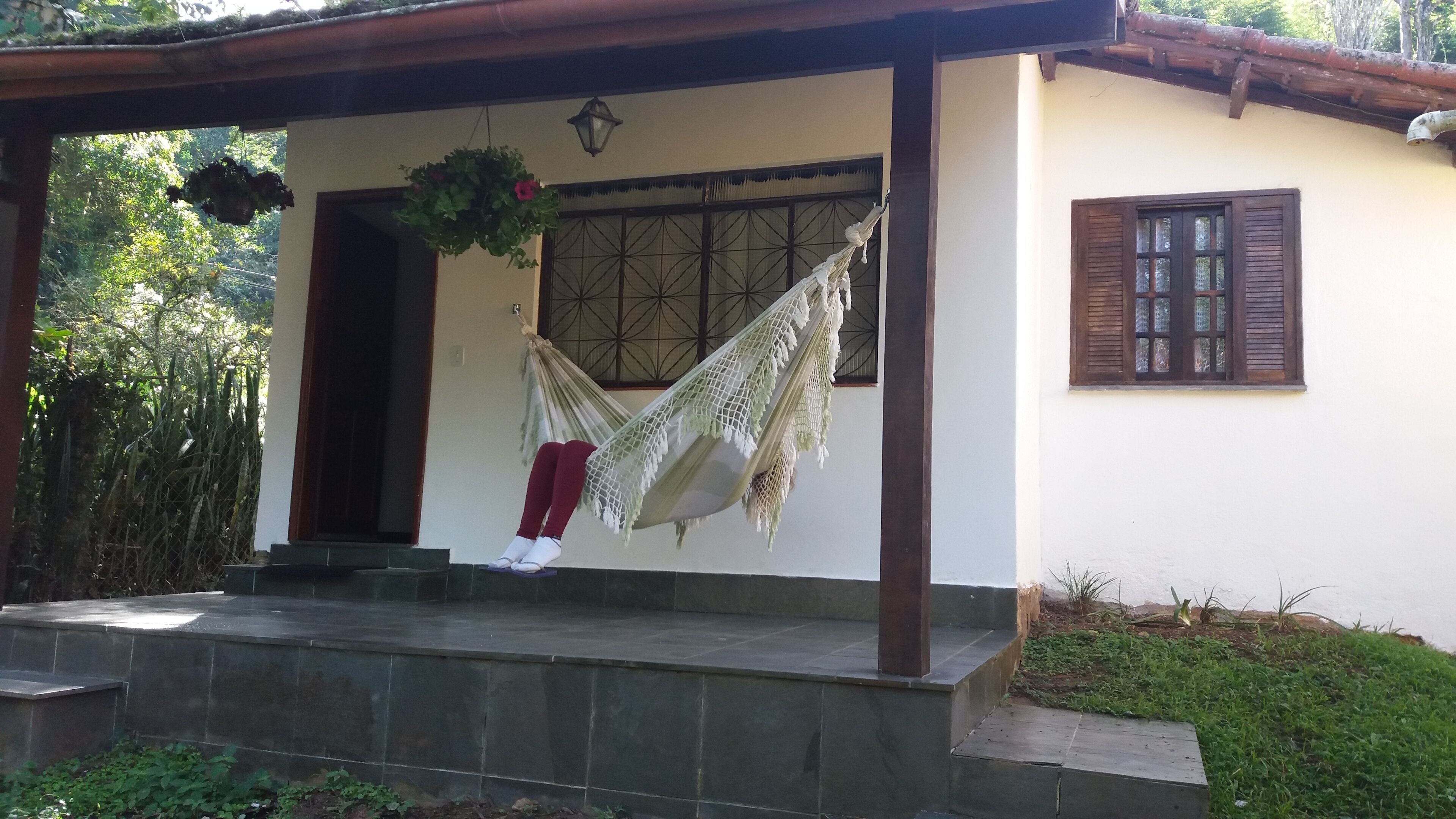 Chalé das Carpas in Penedo in front of the waterfall with full kitchen.