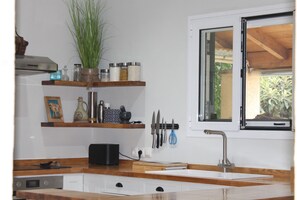 Fridge, oven, stovetop, electric kettle