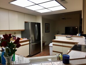 Réfrigérateur, four à micro-ondes, un four, surface de cuisson