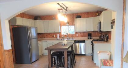 Hillside Cottage in Beautiful Downtown Hermann