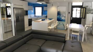 TV connectée, lecteur de DVD, livres, chaßne hi-fi