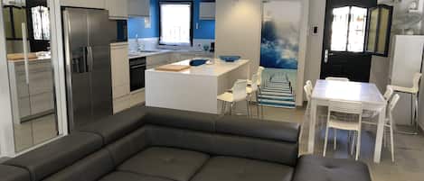 Smart TV, DVD player, books, stereo