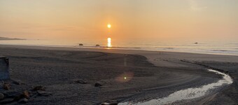 Oceanview 5 bedroom newly renovated large beach house walking distance to beach