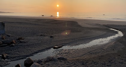 Oceanview 5 bedroom newly renovated large beach house walking distance to beach