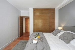 3 chambres, fer et planche à repasser, Wi-Fi, draps fournis