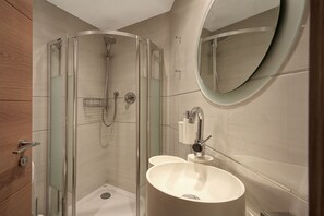 Combined shower/bathtub, hair dryer, bidet, towels