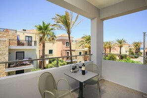 Outdoor dining - Luxury Suites | Modern Athina Suites In Platanias with Pool (Chania)