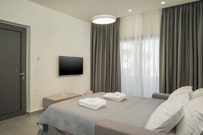 1 habitación, tabla de planchar con plancha y cuna de viaje 