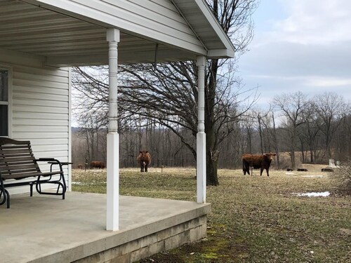 LAKE SHELBYVILLE KIMBLE'S FARMHOUSE.  SLEEPS 9