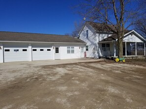 Exterior - LAKE SHELBYVILLE KIMBLE'S FARMHOUSE.  SLEEPS 9 (Lakewood)