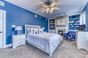 2 bedrooms, iron/ironing board, free Internet, bed sheets - Modern Historic District duplex spacious and short walk to parks and restaurants (Savannah)