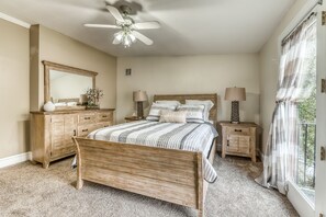2 bedrooms, iron/ironing board, free Internet, bed sheets - Modern Historic District duplex spacious and short walk to parks and restaurants (Savannah)