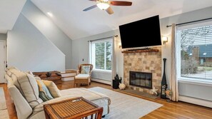 TV, fireplace - Georgia Place: Newly Renovated Kitchen, Fire pit, Close to Montauk Downs... (Montauk)