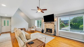 Een televisie en een open haard