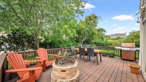Georgia Place: Newly Renovated Kitchen, Fire pit, Close to Montauk Downs...