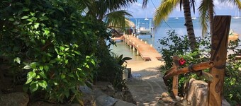 New pool !! Apt. Studio, spacious w/ deck West Bay - Flip Flop Villa!