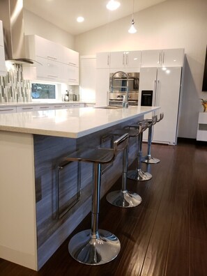 Mikroaaltouuni, astianpesukone, kahvin-/teenkeitin