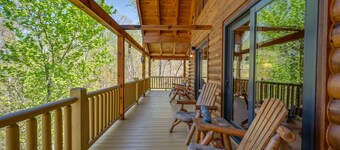 Lake Lure- Bluebird Cabin-Exceptional! Private Lake with Community Beach access.