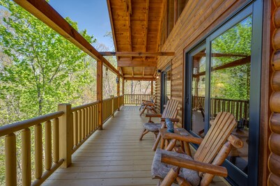 Lake Lure- Bluebird Cabin-Exceptional! Private Lake with Beach access. Fenced