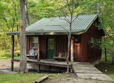 Comfortable 1 Bedroom Cabin with Added Loft, Full Kitchen & LIving Area
