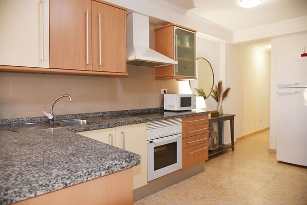 Fridge, microwave, oven, stovetop - Las Nasas 1º, Cozy apartment near the beach (Arinaga)