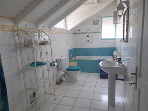 Baignoire, sèche-cheveux, serviettes fournies, savon