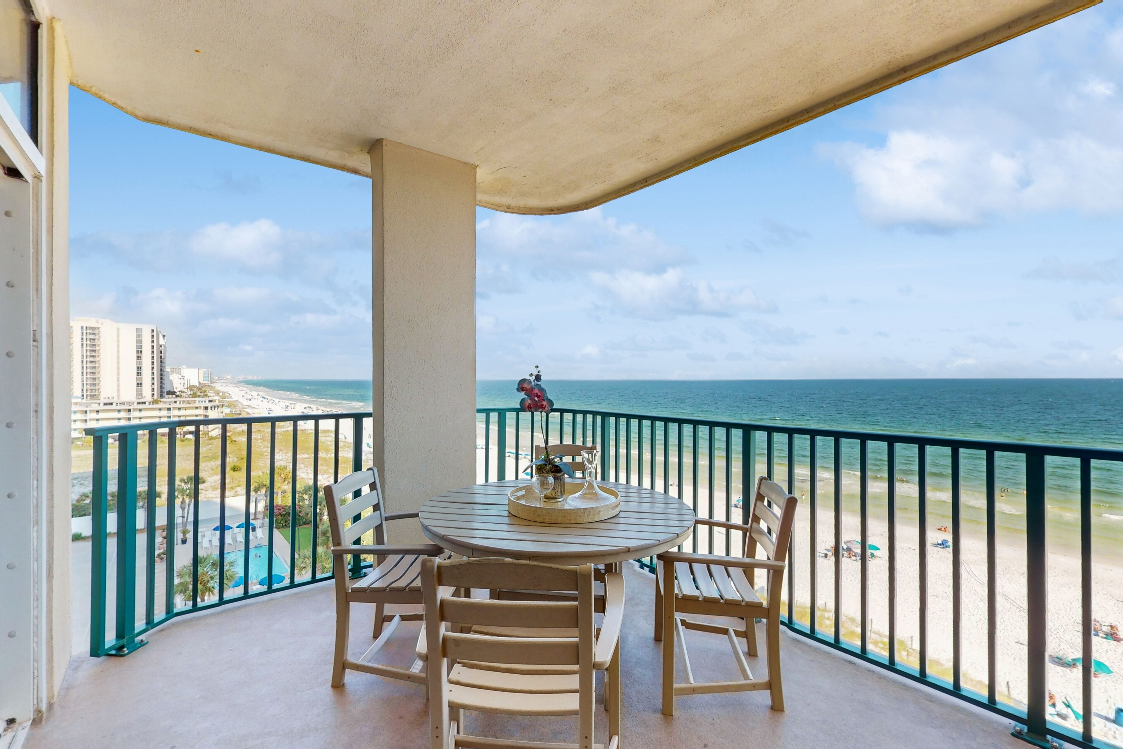 Gorgeous & cozy beachfront condo with pool & beach access