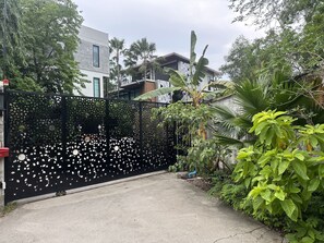 Vista frontal de la propiedad