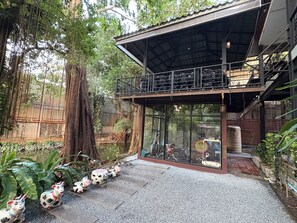 Outdoor banquet area - PomPom Home (Bangkok)