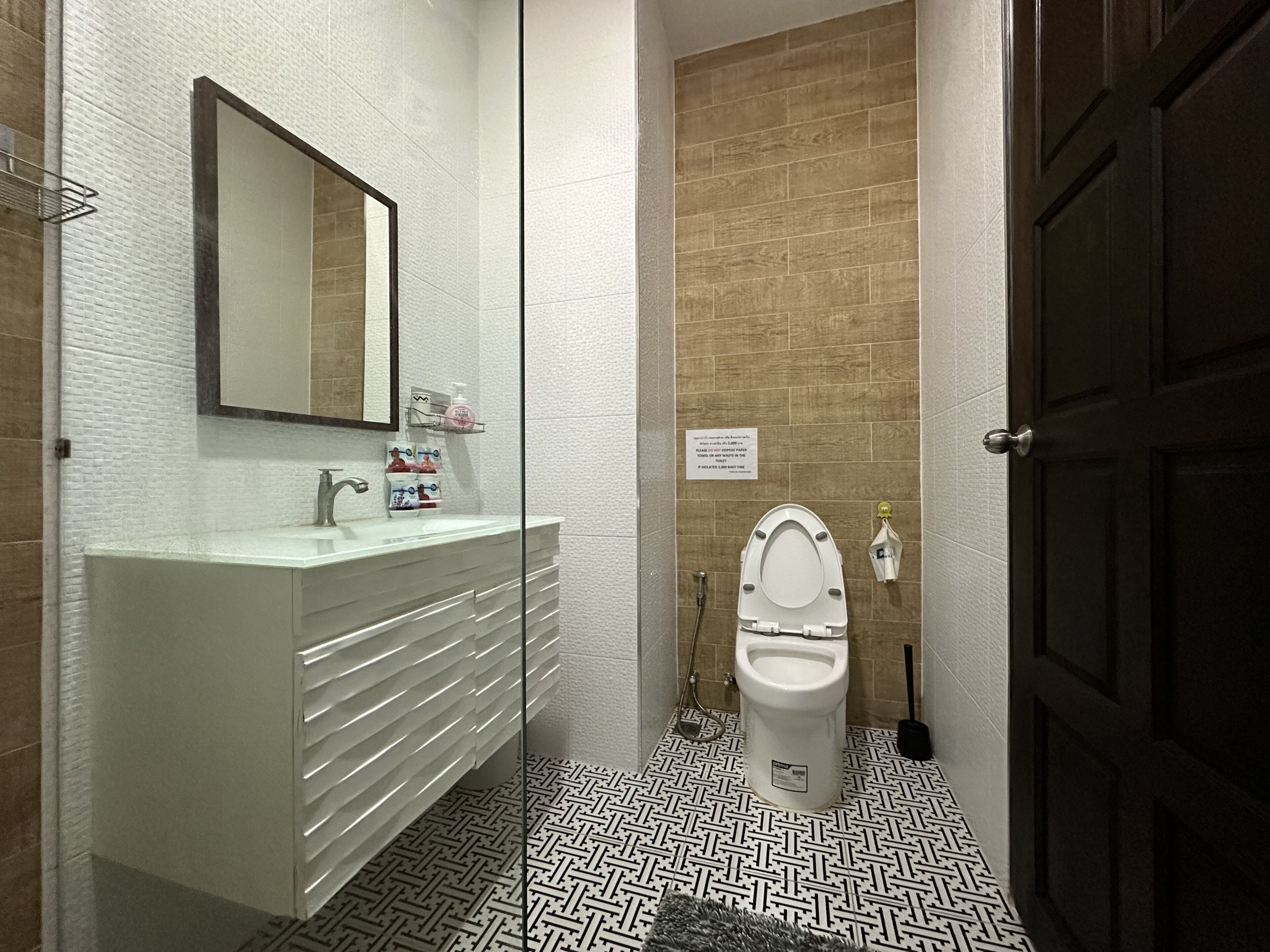 Superior King Room With Balcony | Baño | Ducha, cabezal de ducha tipo lluvia, secador de pelo y zapatillas