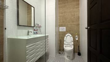 Superior King Room With Balcony | Baño | Ducha, cabezal de ducha tipo lluvia, secador de pelo y zapatillas