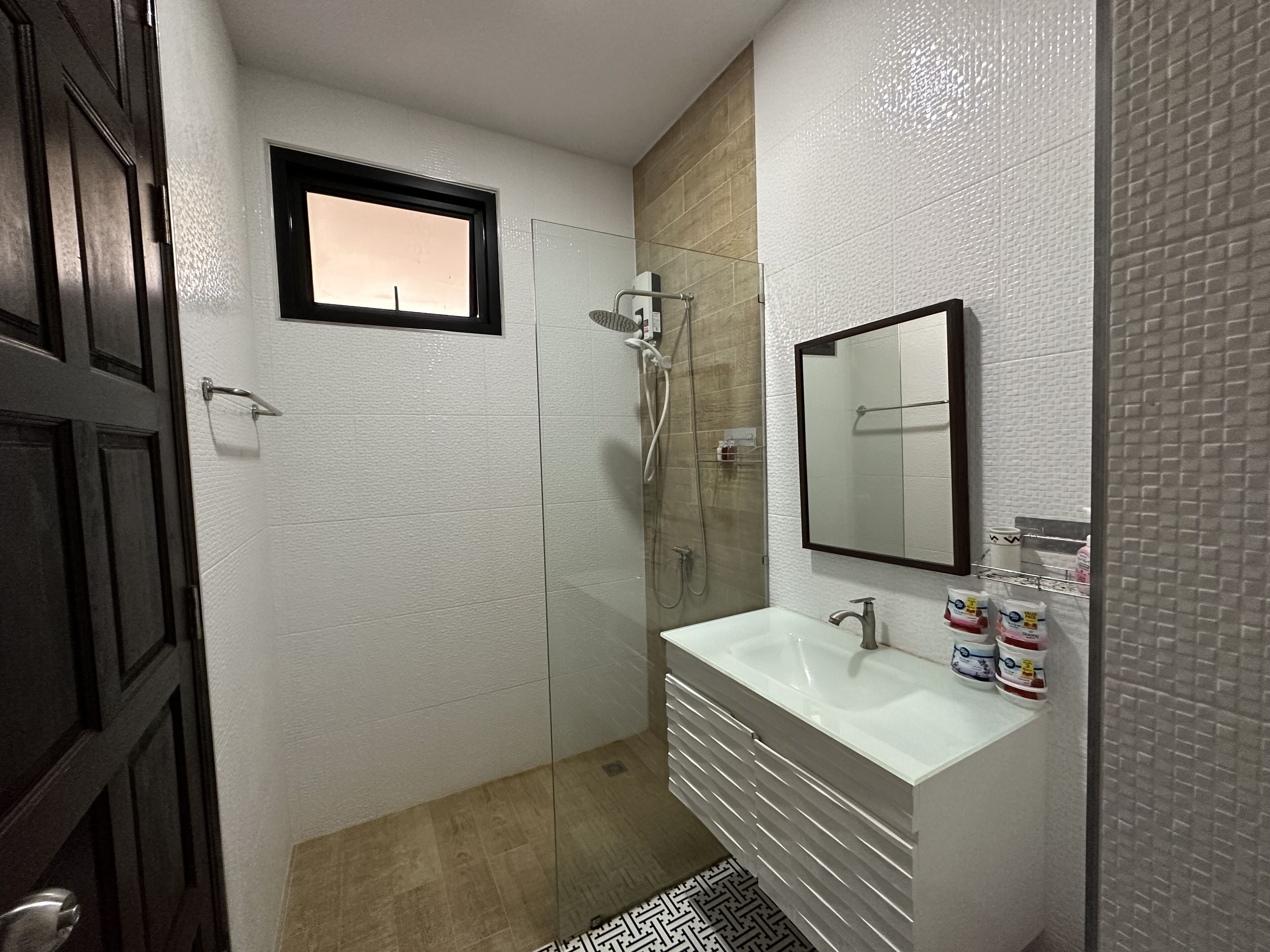 Ducha, cabezal de ducha tipo lluvia, secador de pelo, pantuflas