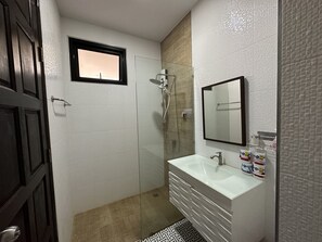 Superior King Room With Balcony | Bathroom - PomPom Home (Bangkok)