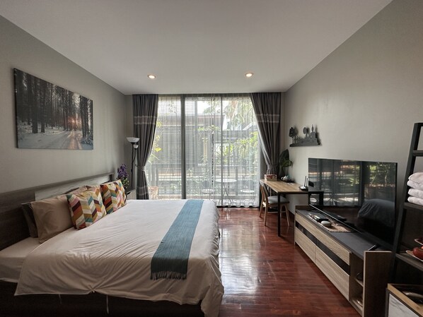 Superior King Room With Balcony | Ropa de cama de alta calidad, camas con efecto memoria y minibar