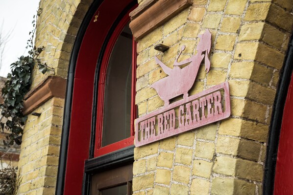 تفاصيل الفندق من الخارج