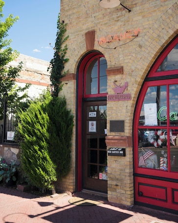 Fachada de la propiedad. Red Garter Inn