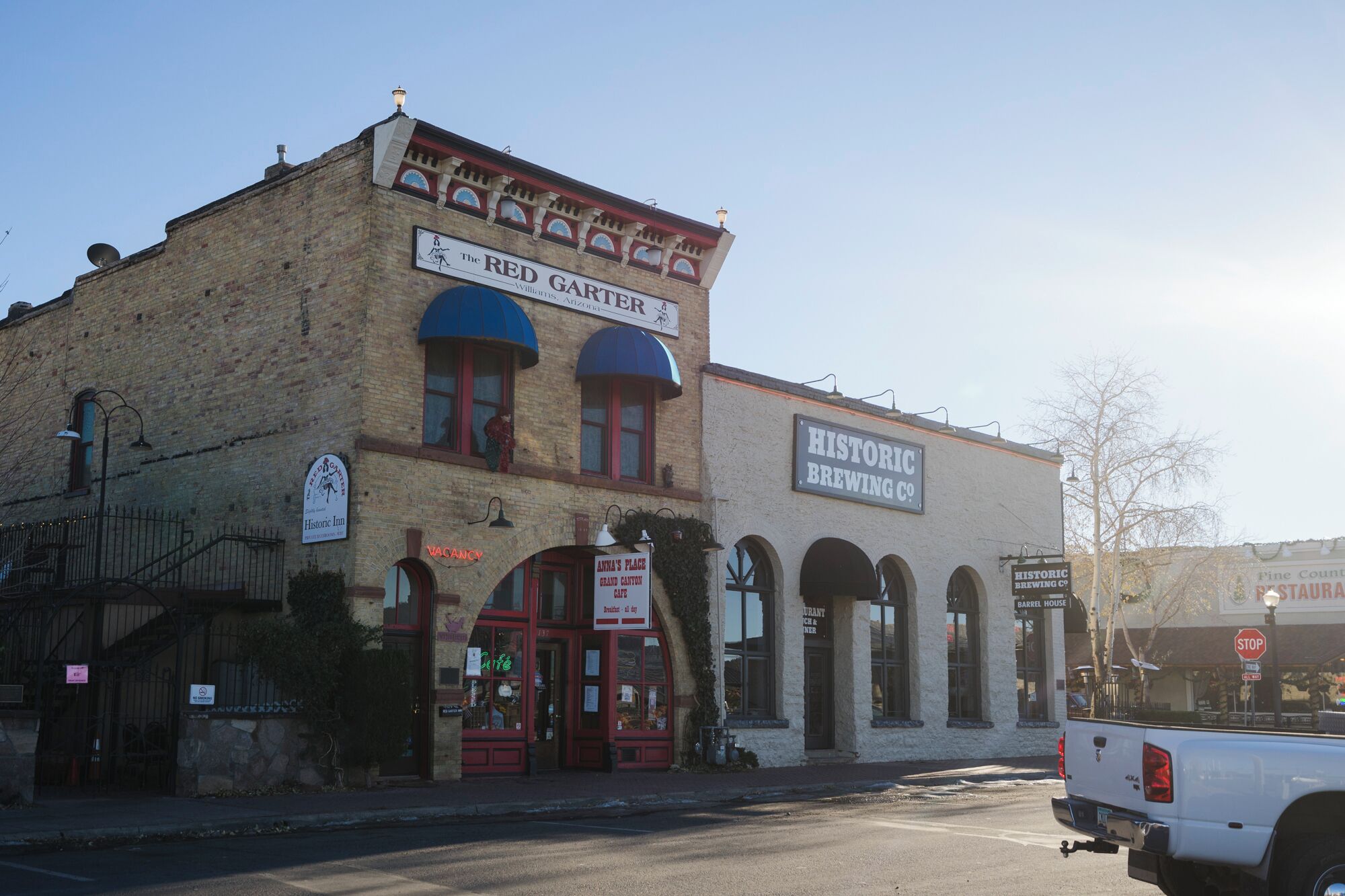 Un edificio con un cartel que dice 'The Red Garrett Williams' y 'Historic Brewing Co'.
