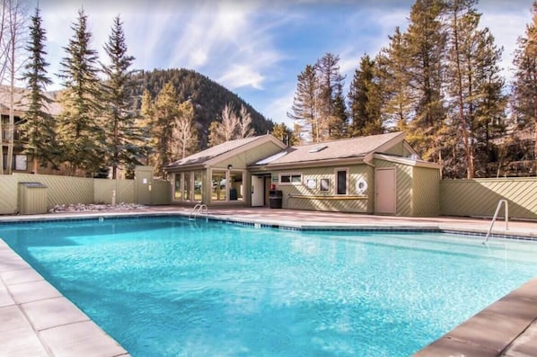 Alberca al aire libre y alberca climatizada