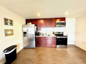 Een koelkast, een magnetron, een oven, een kookplaat