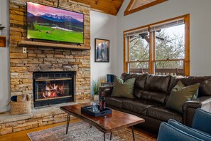 Smart TV, fireplace, Hulu - 3 Miles to Pigeon Forge Parkway! Hot Tub, Privacy 🐶 Dogs 🛌 King Beds 🎢 DollyWood (Sevierville)