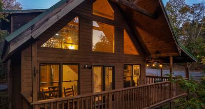 3 Miles to Pigeon Forge Parkway! Hot Tub, Privacy 🐶 Dogs 🛌 King Beds 🎢 DollyWood